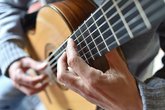 Mann spielt Gitarre