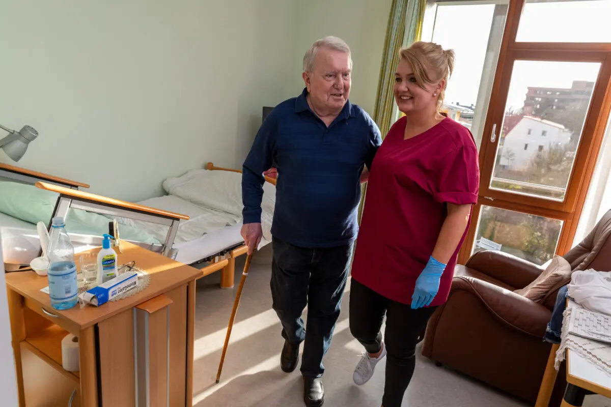 Älterer Mann mit einer Pflegekraft