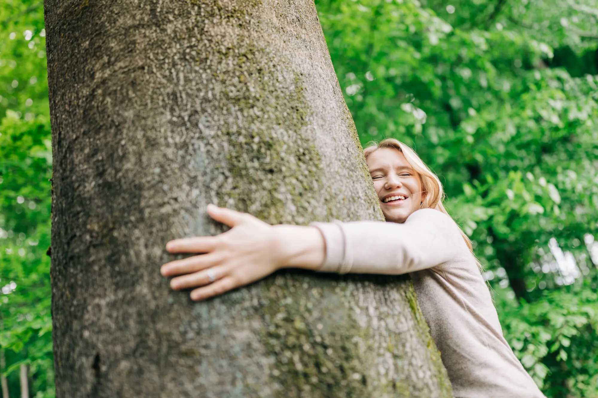 Frau umarmt einen Baum